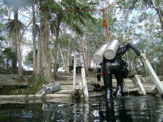 Esforço para sair da água carregando tanques duplos no Cenote Car Wash, em Tulum, no Yucatán, sul do México